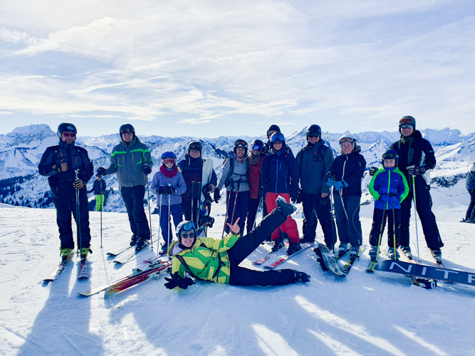 Snowboarding und Skifahren